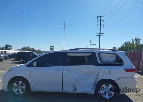 2017 Toyota Sienna Le 8 Passenger z USA, uszkodzony, nr VIN 5TDKZ3DCXHS863837